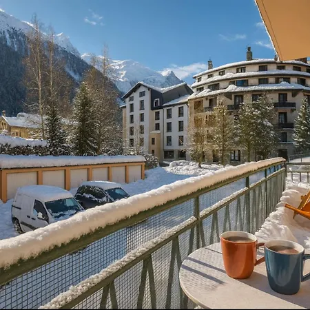 Warm Haven In With Balcony 公寓