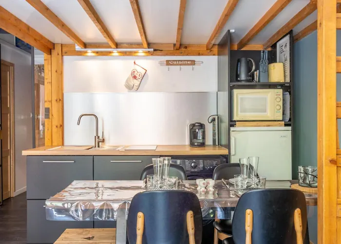 Warm Haven In With Balcony